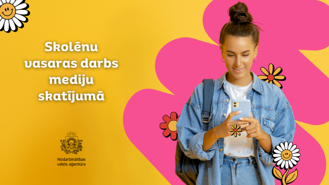 Attēlā ir skolniece, skatās savā telefonā informāciju. Fonā ir koši dzelteni un rozā ziedi ar smaidiņiem. Kreisajā pusē ir teksts 'Skolēnu vasaras darbs mediju skatījumā un NVA logo. Apraksts zem attēla.