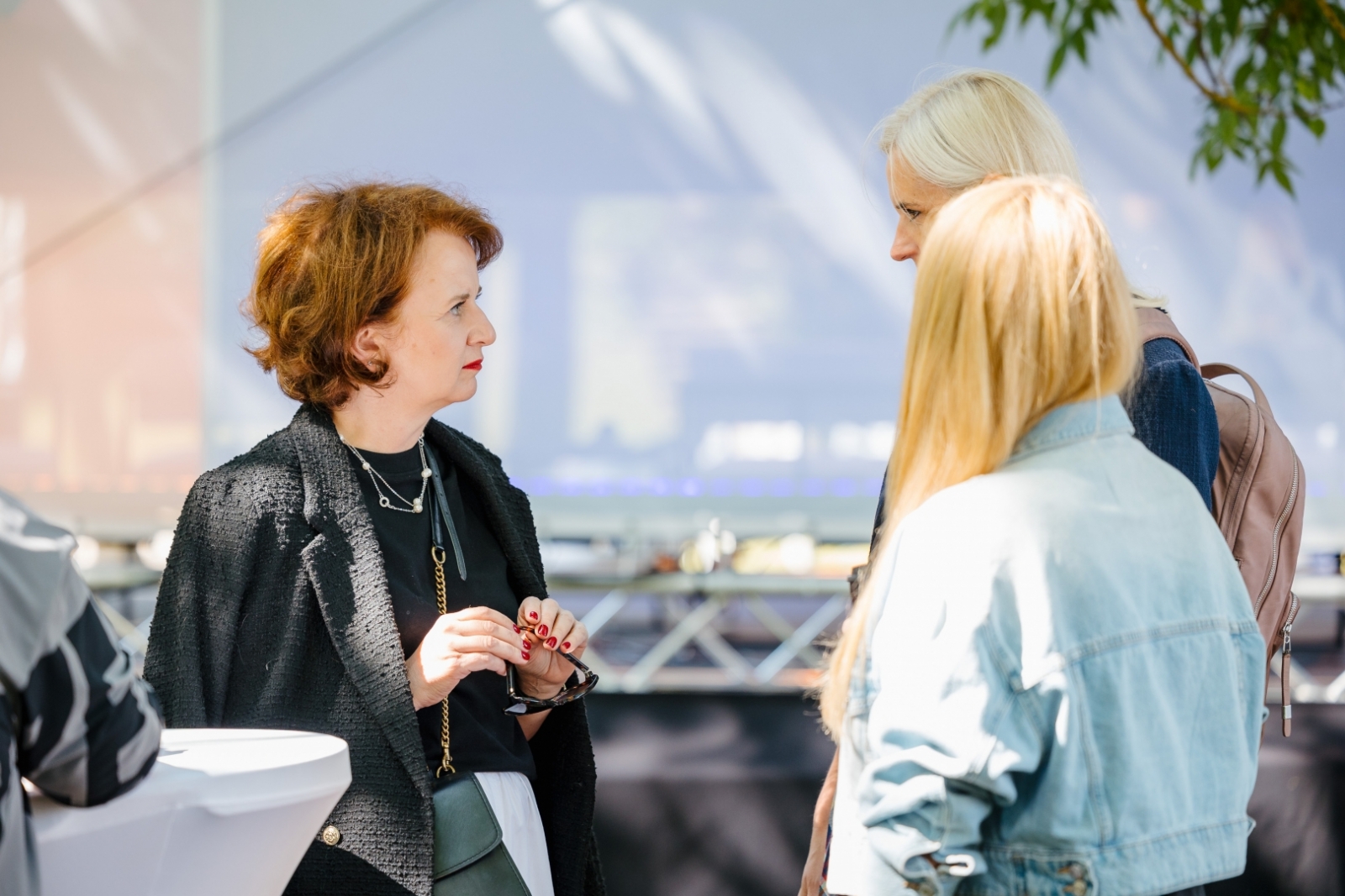 NVA Nākotnes darba telts Sarunu festivāla LAMPA, NVA direktore Evita Simsone sarunājas ar festivāla apmeklētājiem