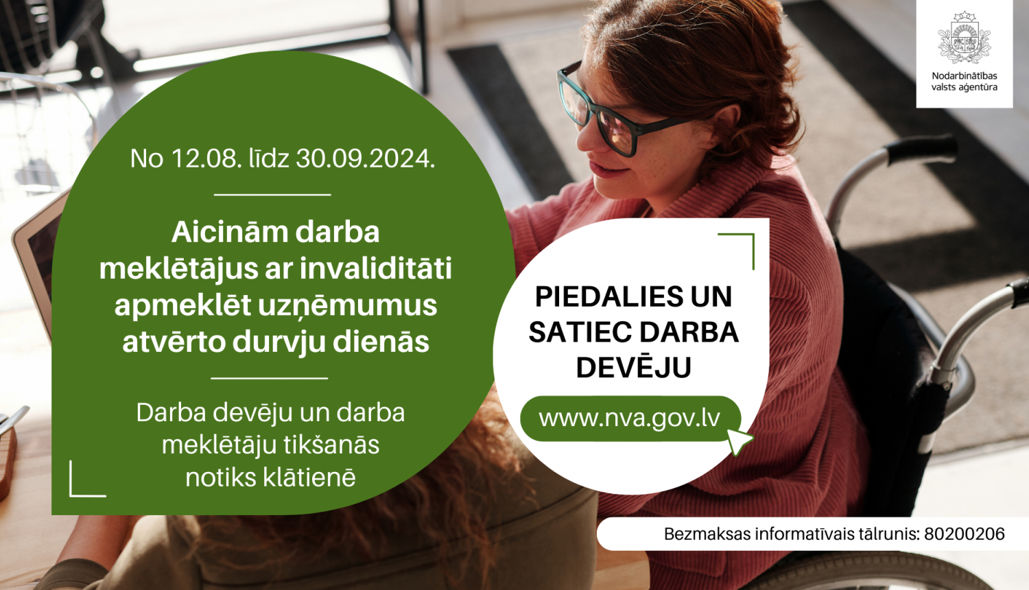 Reklāmas attēls, kas aicina darba meklētājus ar invaliditāti piedalīties uzņēmumu atvērto durvju dienās no 12.08. līdz 30.09.2024. Attēlā redzama sieviete ratiņkrēslā, strādājot ar klēpjdatoru.